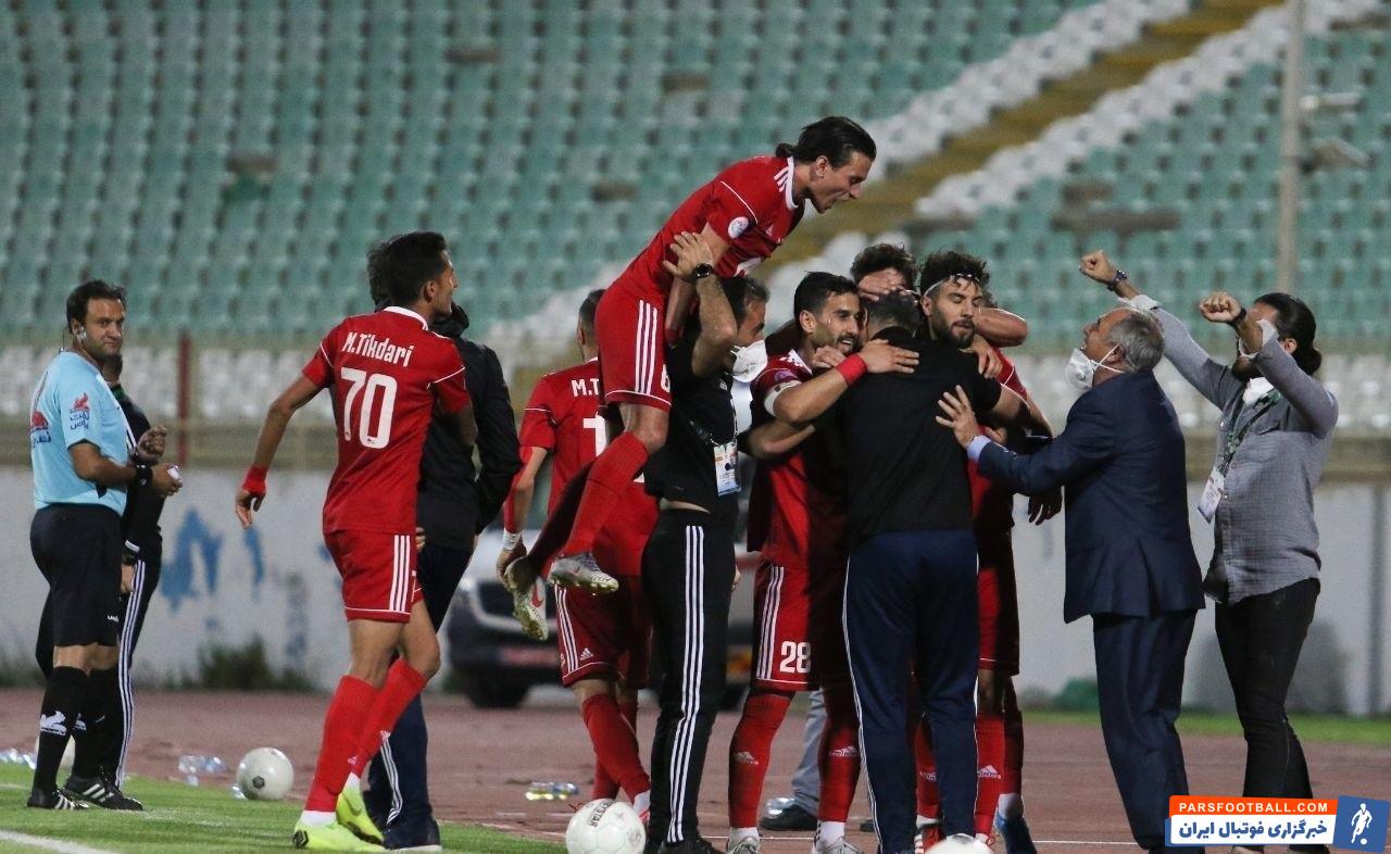 حاجصفی پس از این گل تماشایی با سرعت به سمت ساکت الهامی، سرمربی تیمش رفت، او را در آغوش گرفت و این گل زیبا را تقدیم سرمربی خود کرد.