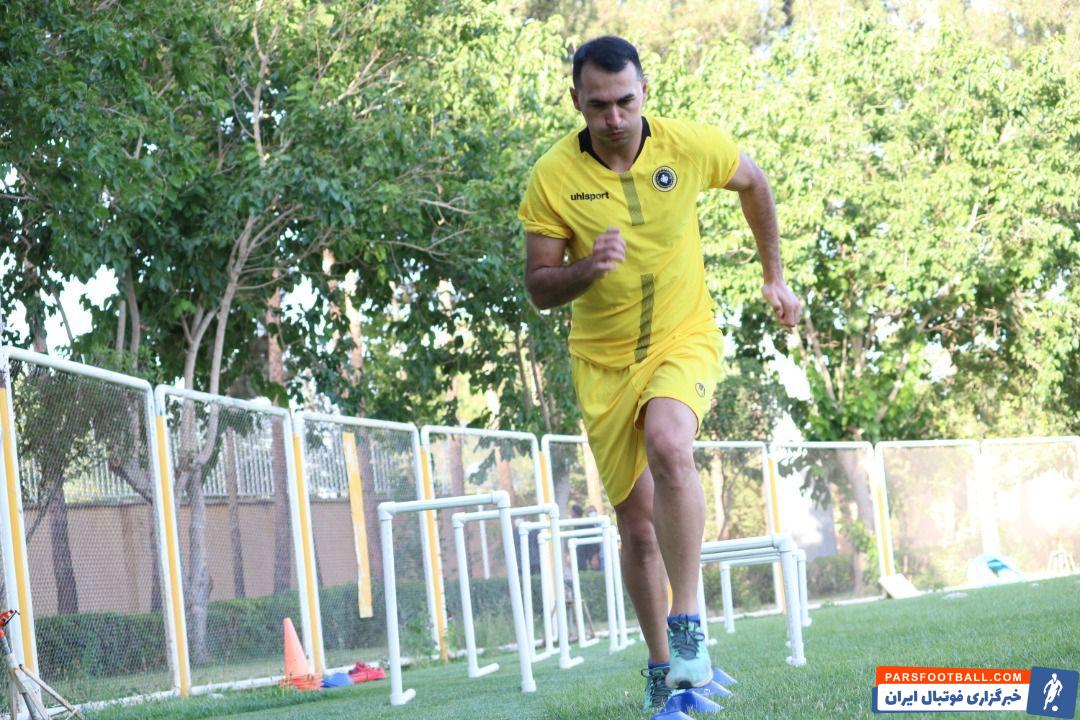 عزت پورقاز که در بازی با نساجی رباطش پاره شد اینروزها به طور جدی تمرینات اختصاصی و گروهی خود را دنبال می کند تا بار دیگر به ترکیب سپاهان برگردد.