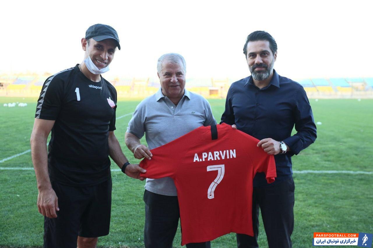 علی پروین میهمان ویژه تمرین پرسپولیس بود که با کادرفنی این تیم و همچنین بازیکنان دیدار کرد و در آستانه بازی با نفت مسجدسلیمان به آن ها روحیه داد.