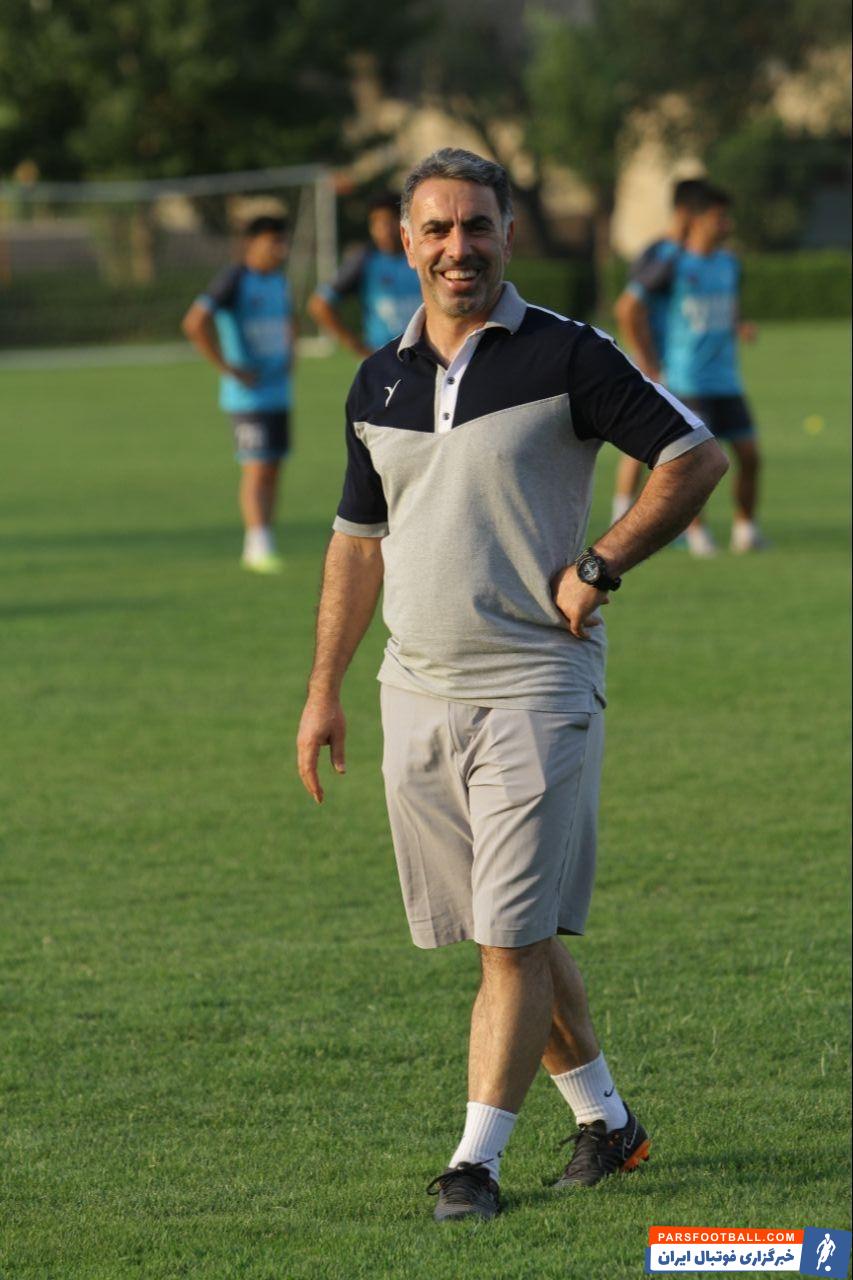 محمود فکری ، سرمربی تیم نساجی بعد از بازی با استقلال با چهره ای خندان در تمرین نساجی حاضر شد به این خاطر که از عملکرد شاگردانش در بازی با تیم آبی راضی بود.