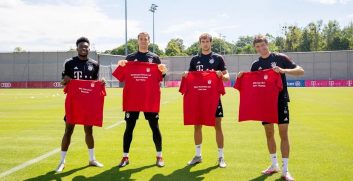 در جدیدترین اقدام بازیکنان بایرن مونیخ در تمرین پیراهنهایی در دست گرفتهاند که پیامهایی برای هواداران روی آنها نوشته، از جمله...