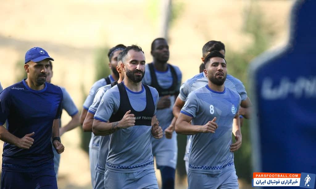 از صبح امروز که مشخص شد تست کرونای ۸ عضو تیم استقلال مثبت شده ترس و نگرانی به اردوی این تیم رسیده و سایر فوتبالیها نیز نگران شدهاند.