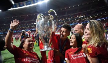 به این ترتیب چهارشنبه شب پس از بازی لیورپول و چلسی در آنفیلد که جشن قهرمانی برگزار میشود، این جشن چندین مهمان خاص خواهد داشت.