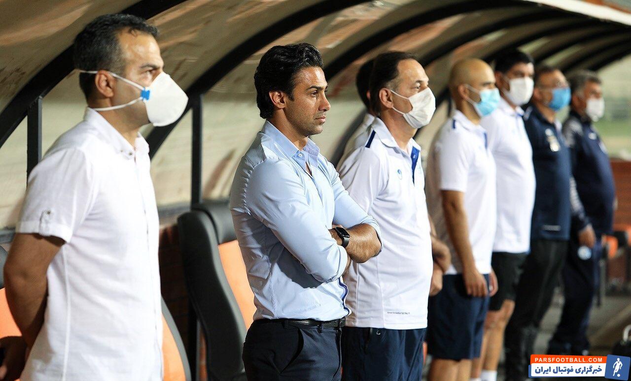 فرهاد مجیدی در حالی روی نیمکت قرار گرفت که ظاهراً اعتقادی به ماسک زدن نداشت، ولی دیگر نیمکتنشینان استقلال ماسک زده بودند.