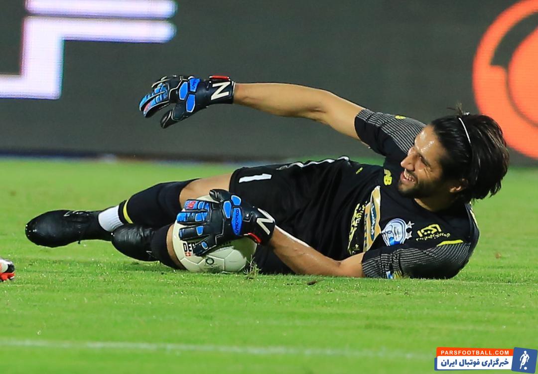 حسین حسینی در این بین سیدحسین حسینی دروازه بان آبی ها یکی از نفراتی است که نقش کلیدی در ترکیب تیمش داشته و بازی های خوبی انجام داده است.