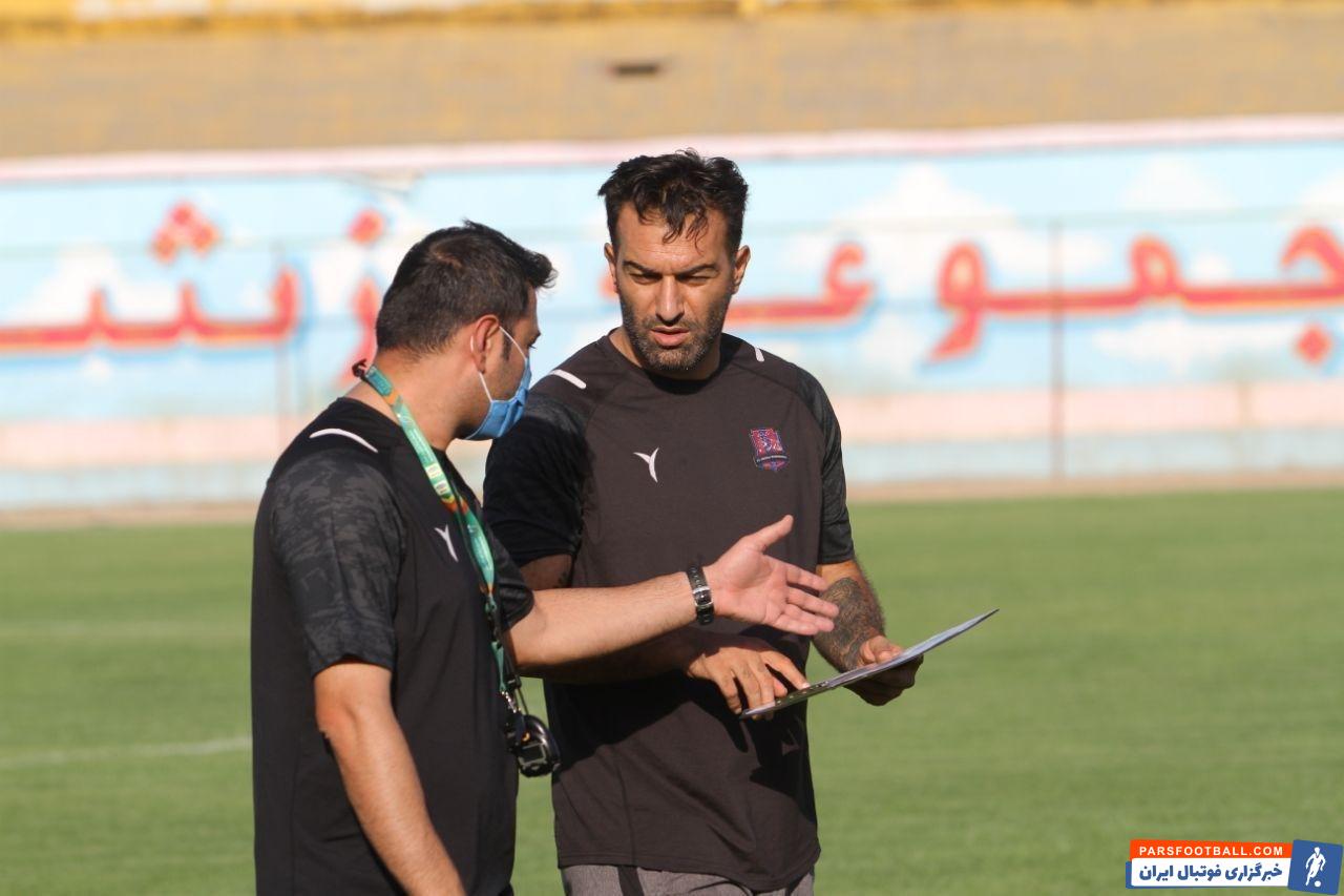 حنیف عمران زاده که در دوران بازیگری شوخ طبع بود اما عرصه مربیگری را بسیار جدی گرفته و به نظر می رسد می خواهد در این عرصه هم موفق عمل کند.