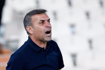 ویسی که به دلیل محرومیت نتوانست در بازی امشب با استقلال روی نیمکت پیکان بنشیند، از روی سکوهای ورزشگاه آزادی نظاره گر عملکرد شاگردانش بود.