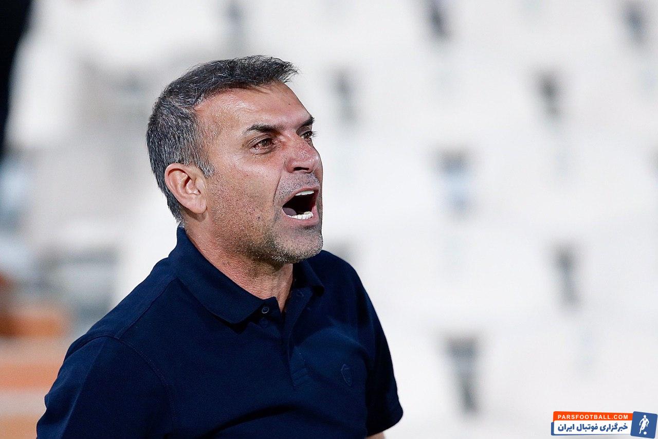 ویسی که به دلیل محرومیت نتوانست در بازی امشب با استقلال روی نیمکت پیکان بنشیند، از روی سکوهای ورزشگاه آزادی نظاره گر عملکرد شاگردانش بود.