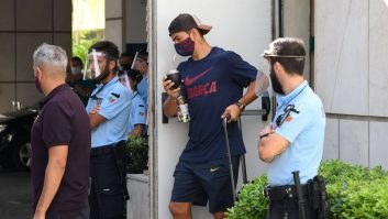 رونالد کومان به لوئیس سوارز ستاره اروگوئه ای گفته است که برای فصل بعد روی او حساب نمی کند و اینکه باید به دنبال تیمی جدید برای خود باشد.