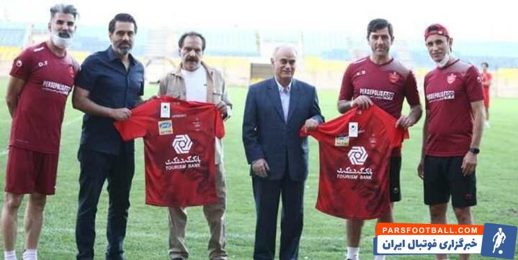 اهدای پیراهن باشگاه پرسپولیس به دو پیشکسوت
