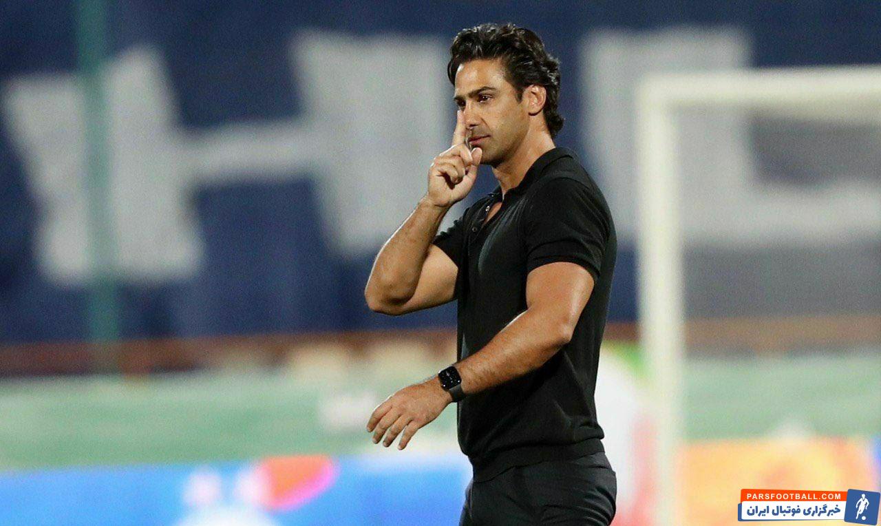 فرهاد مجیدی ، سرمربی استقلال که مدتها است مصاحبهای انجام نداده رو به دوربین عکاسان دست خود را به نشانه سکوت نشان داد.