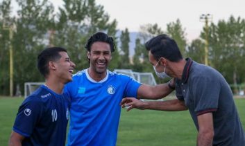 عنایتی و فرهاد مجیدی همانطور که در تصویر می بینید قایدی این روزها روحیه خوبی دارد و می تواند به فرهاد در نبود شیخ دیاباته و مطهری کمک کند.