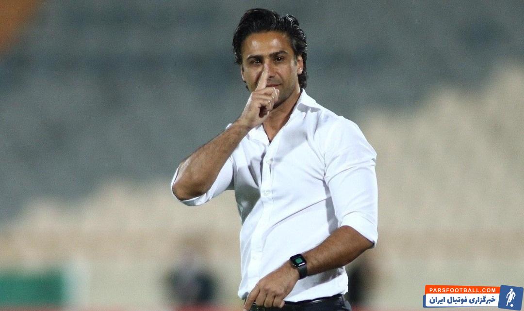 فرهاد مجیدی مجیدی در لیگ برتر که سپاهان را برد، در پایان بازی هیس نشان داد. امشب هم فرهاد بعد از پیروزی تیمش رو به زمین (نه نیمکت سپاهان) هیس نشان داد.