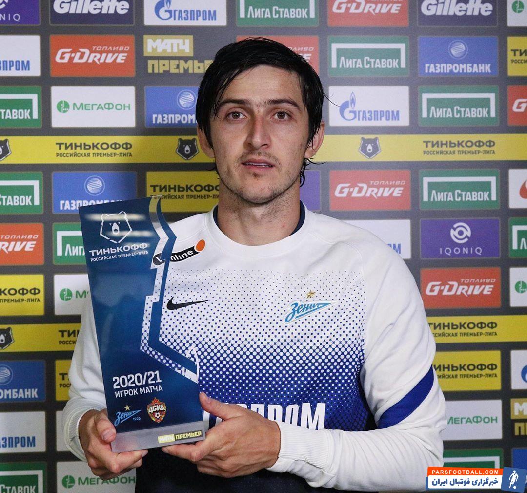 در این مسابقه سردار آزمون در دقایق ۱۹ و ۶۹ هر دو گل تیمش را به ثمر رساند و به چهره اول این دیدار در خط حمله تیمش تبدیل شد. 