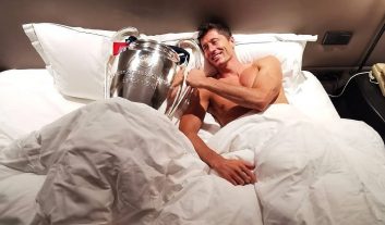 روبرت لواندوفسکی ستاره بایرنمونیخ هم آنقدر از کسب جام قهرمانی در لیگ قهرمانان اروپا ذوقزده بود که آن را با خودش به تختخواب برد.