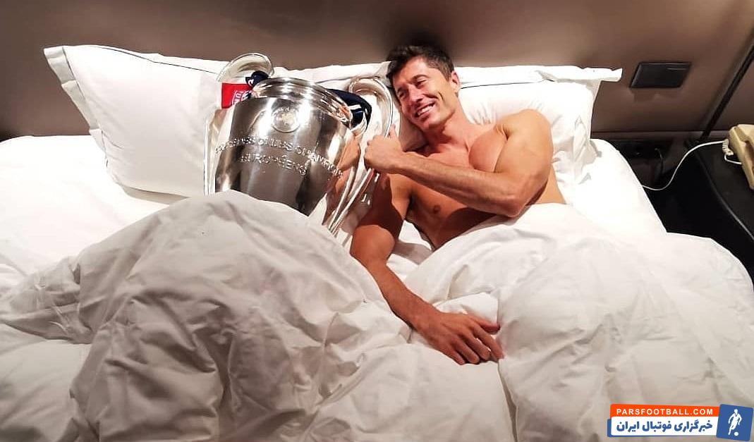روبرت لواندوفسکی ستاره بایرن‌مونیخ هم آنقدر از کسب جام قهرمانی در لیگ قهرمانان اروپا ذوق‌زده بود که آن را با خودش به تخت‌خواب برد.