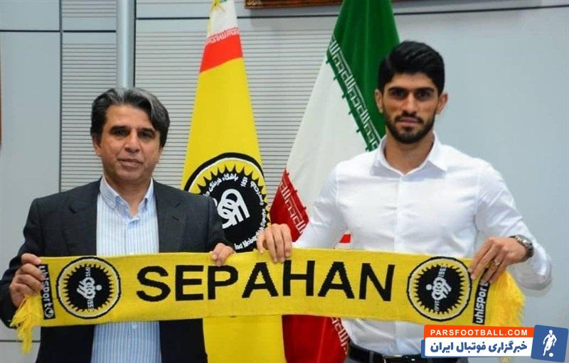 دانیال اسماعیلیفر با حضور در دفتر مرکزی سپاهان و مذاکره با نیکفر و سرپرست این باشگاه، قراردادی ۲ ساله با طلاییپوشان امضا کرد.