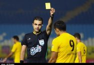 دستمزد داوران در فوتبال ایران همیشه مورد انتقاد دوستداران فوتبال بوده است، بخصوص اینکه دستمزد آن ها در برابر دستمزد بازیکنان بسیار ناچیز است.