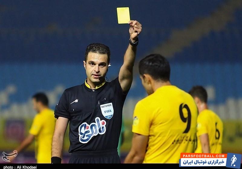 دستمزد داوران در فوتبال ایران همیشه مورد انتقاد دوستداران فوتبال بوده است، بخصوص اینکه دستمزد آن ها در برابر دستمزد بازیکنان بسیار ناچیز است.