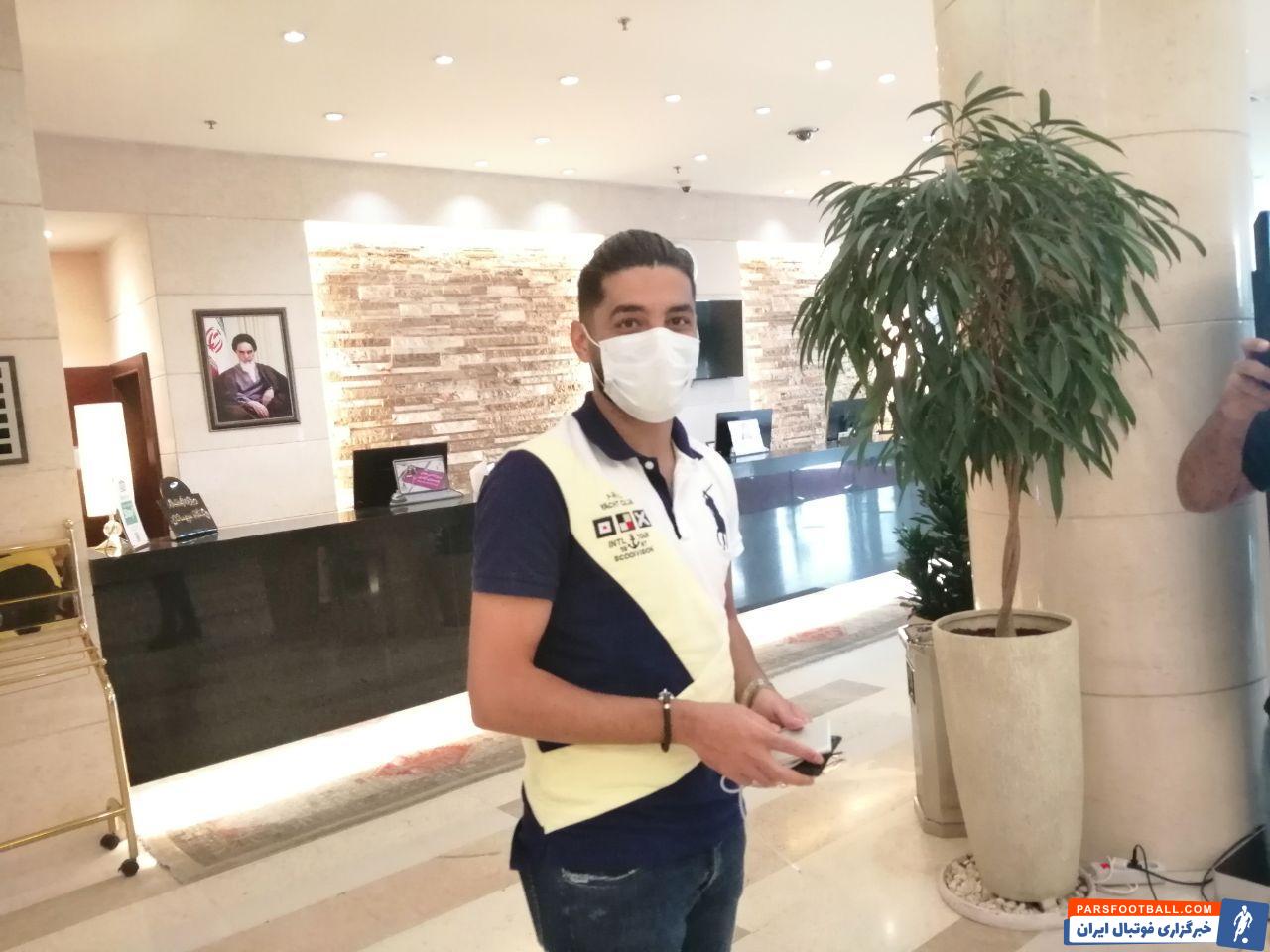 مهدی شریفی مهاجم سابق پرسپولیس در هتل آزادی تهران حضور پیدا کرد تا تکلیف تیم فصل آتی خود را مشخص کند و مذاکرات در اینباره را انجام دهد.