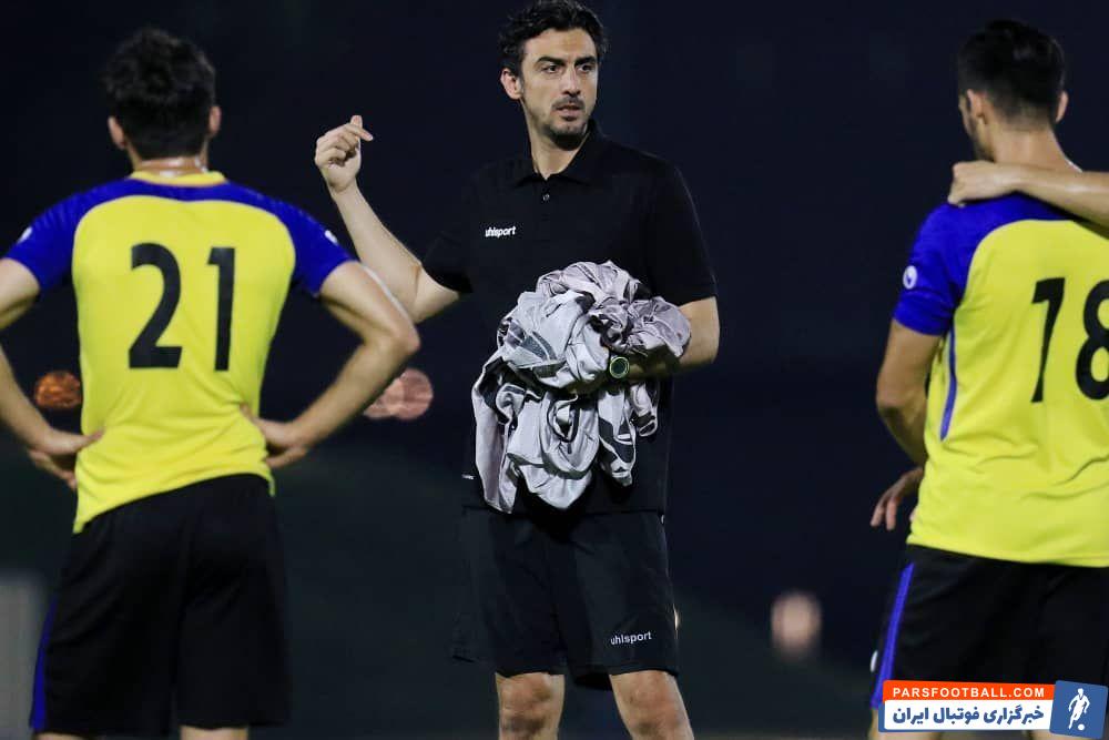 پس از پذیرفتن کسوت سرمربیگری به رغم پیشبینیها هیچگاه مهدی رحمتی حاضر نشد تا در قامت یک دروازهبان برای تیمش به میدان رود.