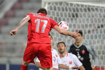 مهمترین چهره این عکس که مربوط به بازی رفت دو تیم است، ماریو مانژوکیچ است. مهاجمی که موفق شد دروازه بیرانوند و پرسپولیس را باز کند.