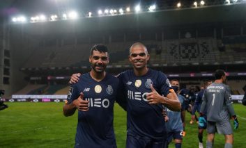 مهدی طارمی که در دیدار پورتو و بواویشتا دقایقی برای تیمش به میدان رفت، در پایان این بازی عکسی به یادگار با په‌په گرفت.