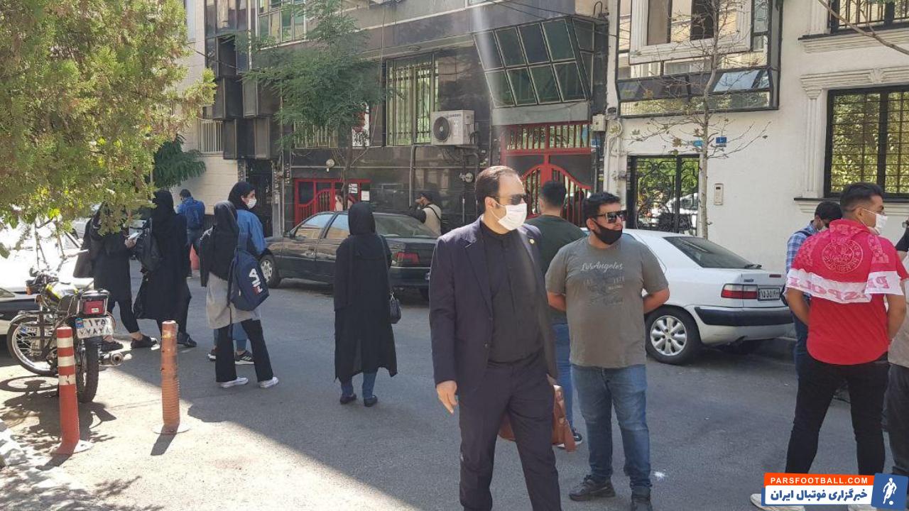 شماری از هواداران تیم فوتبال پرسپولیس صبح امروز مقابل باشگاه پرسپولیس حاضر شدند تا اعتراض خود به وضعیت باشگاه را نشان دهند.