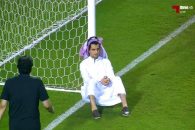 در پایان بازی پرسپولیس و النصر در نیمه نهایی تصویر مردی با لباس عربی که کنار تیر یک دروازه غمگین نشسته به جذاب ترین تصویر مسابقه بدل شد.