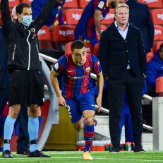 سرجینیو خرید جدید بارسا که تا ساعاتی قبل از شروع مسابقه مشخص نبود مجوز بازی اش از سوی لالیگا صادر خواهد شد یا خیر.