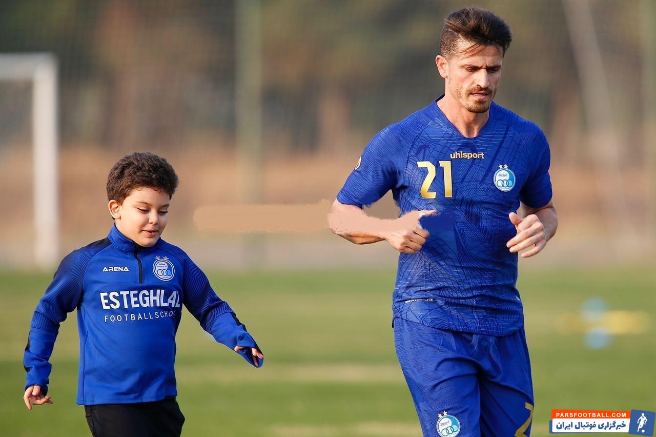 وریا غفوری به زبان محلی و کردی با فرزندانش صحبت می کند و امروز نیز در حاشیه تمرین استقلال، با زبان کردی مشغول صحبت با پسرش بود.