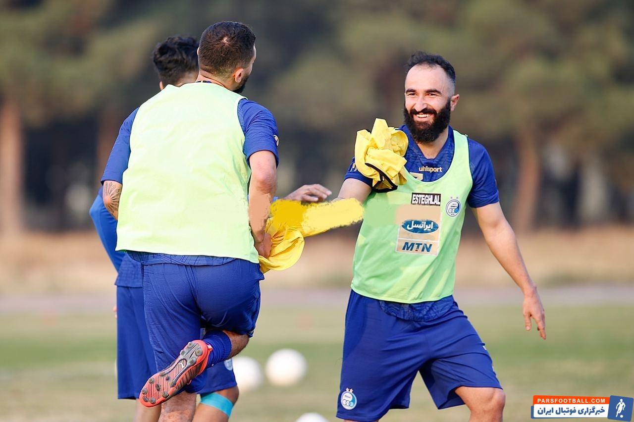 بی تردید با حضور داریوش شجاعیان تمرینات استقلال در فضای شادتری برگزار می شود و او نقش بسزایی در بالا رفتن روحیه بازیکنان دارد.