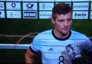 تونی کروس که در دیدار دیشب آلمان- سوئیس صدمین بازی ملی خود را انجام می داد با پیراهن ویژهای در این مسابقه حضور داشت.