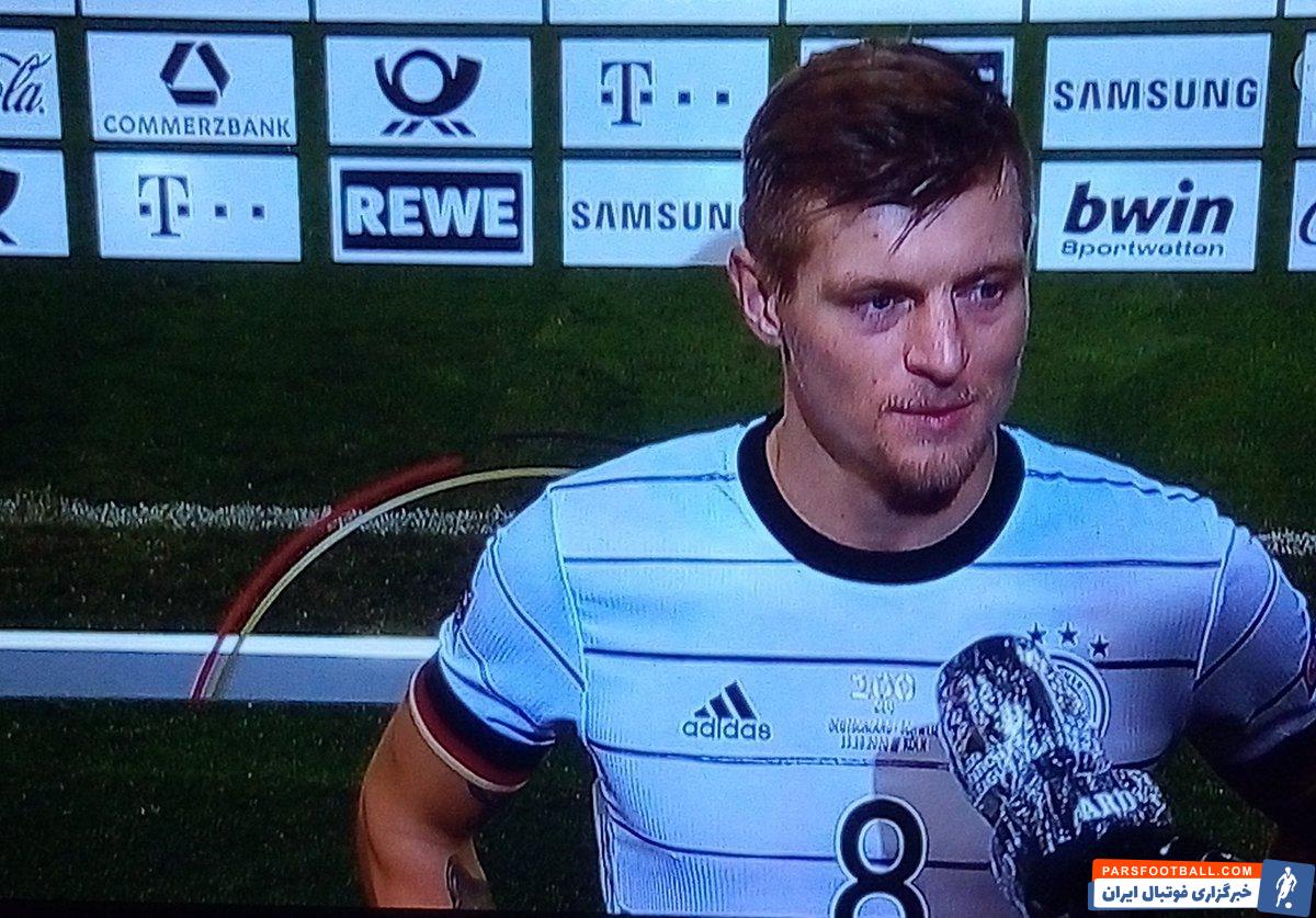 تونی کروس که در دیدار دیشب آلمان- سوئیس صدمین بازی ملی خود را انجام می داد با پیراهن ویژهای در این مسابقه حضور داشت.