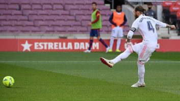 در اواسط نیمه دوم بود سرخیو راموس پیش تاخته توسط کلمنت لانگله در محوطه متوقف شد و داور بعد از بازبینی صحنه به سود رئال اعلام پنالتی کرد.