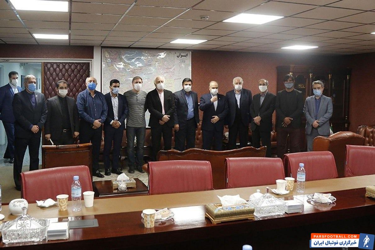 در پی حواشی و اتفاقات عجیب باشگاه استقلال طی روزهای گذشته، دیروز تعدادی از پیشکسوتان این باشگاه نزد مسعود سلطانیفر وزیر ورزش رفتند.