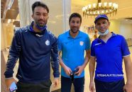 هاشم بیکزاده از اعضای کادرفنی بادران با آرش برهانی و حنیف عمرانزاده از مربیان استقلال برخورد گرمی داشت.