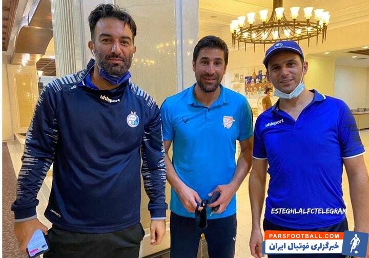 هاشم بیکزاده از اعضای کادرفنی بادران با آرش برهانی و حنیف عمرانزاده از مربیان استقلال برخورد گرمی داشت.