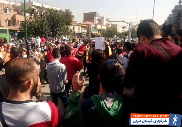 حدود ۱۰۰ هوادار تیم فوتبال پرسپولیس از صبح امروز (چهارشنبه) در اعتراض به وضعیت این باشگاه مقابل مجلس شورای اسلامی تجمع کردند.