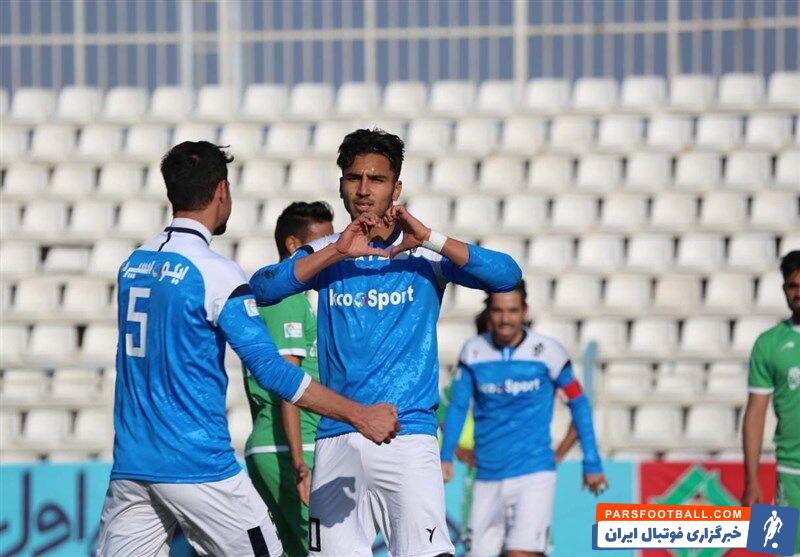 سعید واسعی هافبک خلاق پیکان که با فسخ قراردادش ،حالا بازیکن آزاد محسوب می شود ، گفت : از تیم های فولاد و تراکتور پیشنهاد دارم اما به خاطر هواداران استقلال همچنان صبر می کنم.