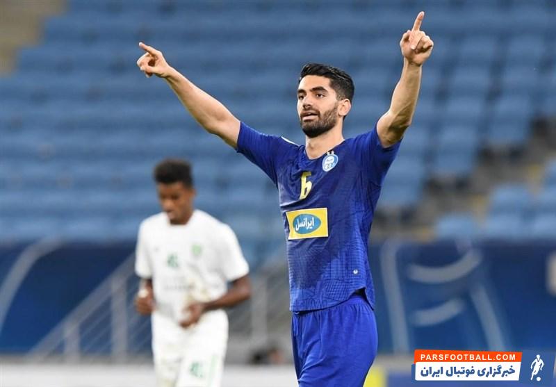 علی کریمی هافبک فصل قبل استقلال که هنوز مشخص نیست که در فصل آینده برای چه تیمی بازی خواهد کرد ، در شهر اصفهان دیده شده است تا شایعه بازگشتش به جمع سپاهانی ها جدی شود.