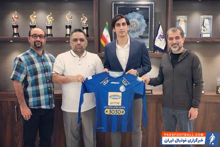 یکی از نزدیکان محمد نادری فاش کرد که دلیل اصلی جدایی نادری از پرسپولیس ، ضمن اینکه قرارداد نادری با استقلال مبلغ بالایی است ، ترس از نیمکت نشینی بوده است .