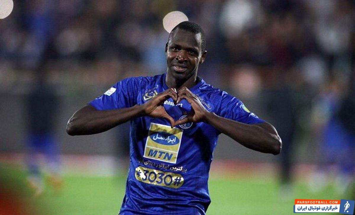 پس از کم کاری مسئولین باشگاه استقلال ، شیخ دیاباته برای حضور در ایران حدود صد دلار برای دریافت ویزای خودش از جیبش هزینه کرده است .