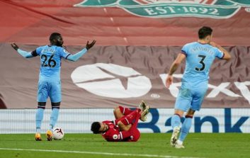 تصاویر آهسته نشان می داد که برخوردی بین ماسواکا و محمد صلاح شکل گرفته اما به نظر می رسید که ستاره مصری نیز با زیرکی تمام این پنالتی....