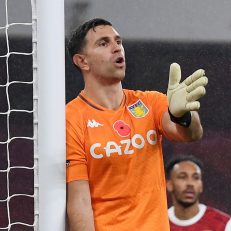 تیم آرسنال یکشنبه شب مقابل تیم استون ویلا با نتیجه سه بر صفر شکست خورد که در این بازی امیلیانو مارتینز دروازه بان فصل گذشته آرسنال عملکرد خوبی داشت و باعث حسرت آرسنالی ها شد .