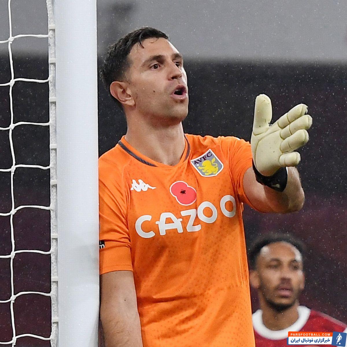 تیم آرسنال یکشنبه شب مقابل تیم استون ویلا با نتیجه سه بر صفر شکست خورد که در این بازی امیلیانو مارتینز دروازه بان فصل گذشته آرسنال عملکرد خوبی داشت و باعث حسرت آرسنالی ها شد .