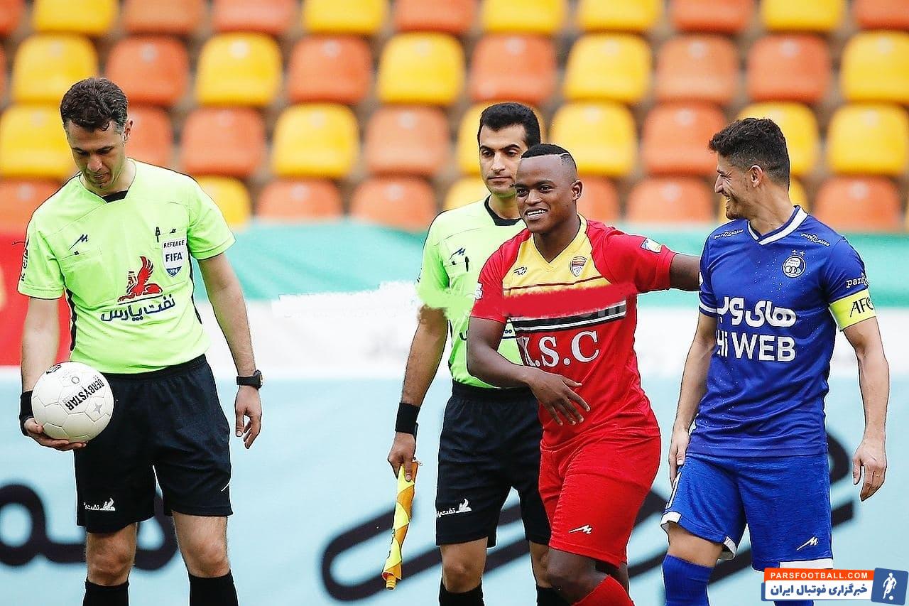 پیش از شروع مسابقه فولاد و استقلال، غفوری و پاتوسی که زمانی کوتاه در دوران هدایت وینفرد شفر با یکدیگر همبازی بودند...