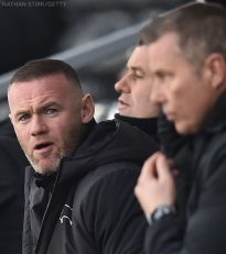  وین رونی با دربی کانتی در گام نخست در ورزشگاه خانگی خود پراید پارک استادیوم، به مصاف تیم وی کامب رفت.‌‌‌‌‌‌‌‌‌‌‌‌‌‌‌‌‌‌‌‌‌‌‌‌‌‌‌‌‌‌‌