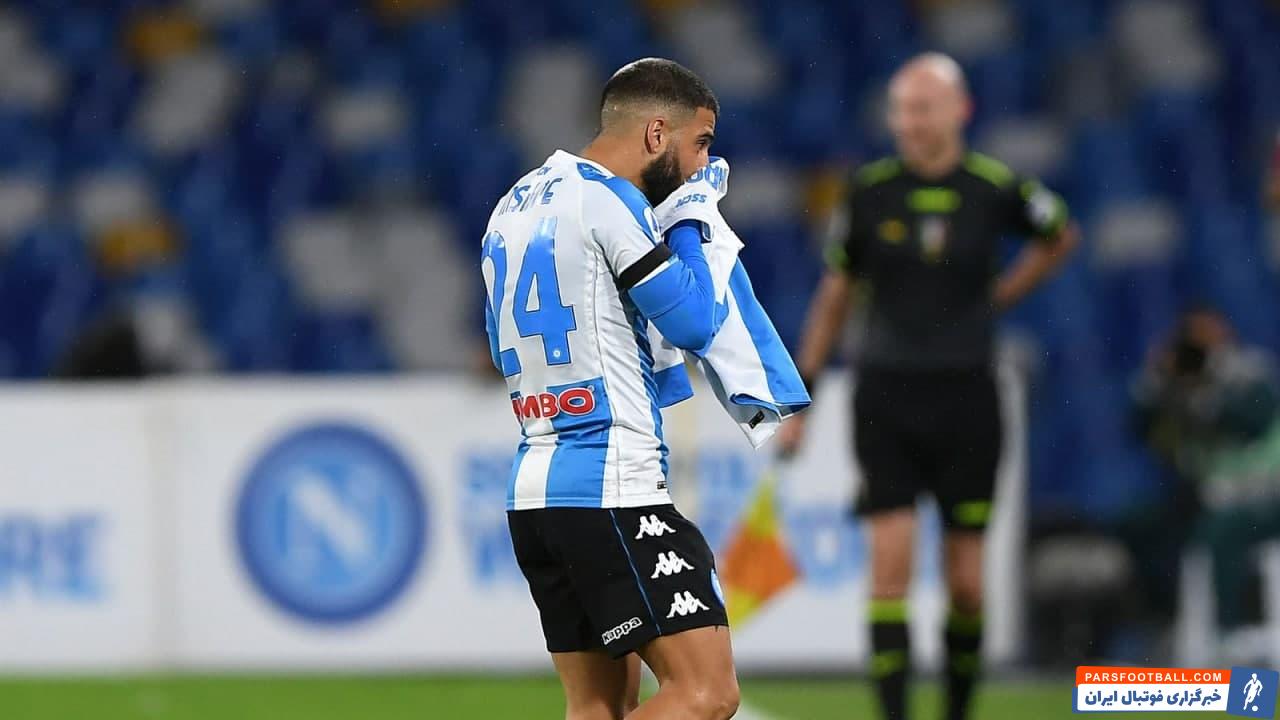 لورنتزو اینسینیه کاپیتان ناپولی پس از اینکه موفق شد دروازه رم را باز کند، بر پیراهن مارادونا بوسه زد.