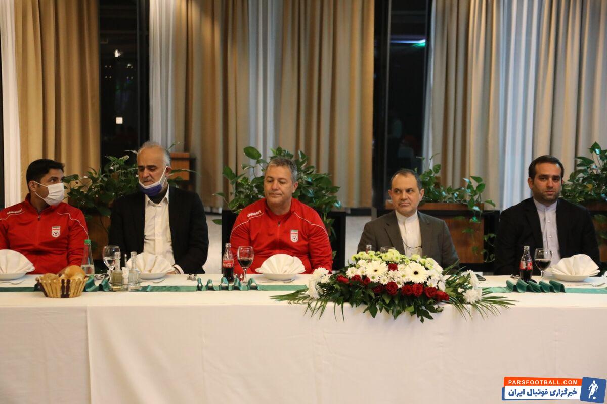 در پایان از سوی دبیر کل فدراسیون و سرمربی تیم ملی پیراهن شماره ۱۰ تیم ملی به سفیر ایران در بوسنی و هرزگووین اهدا شد.